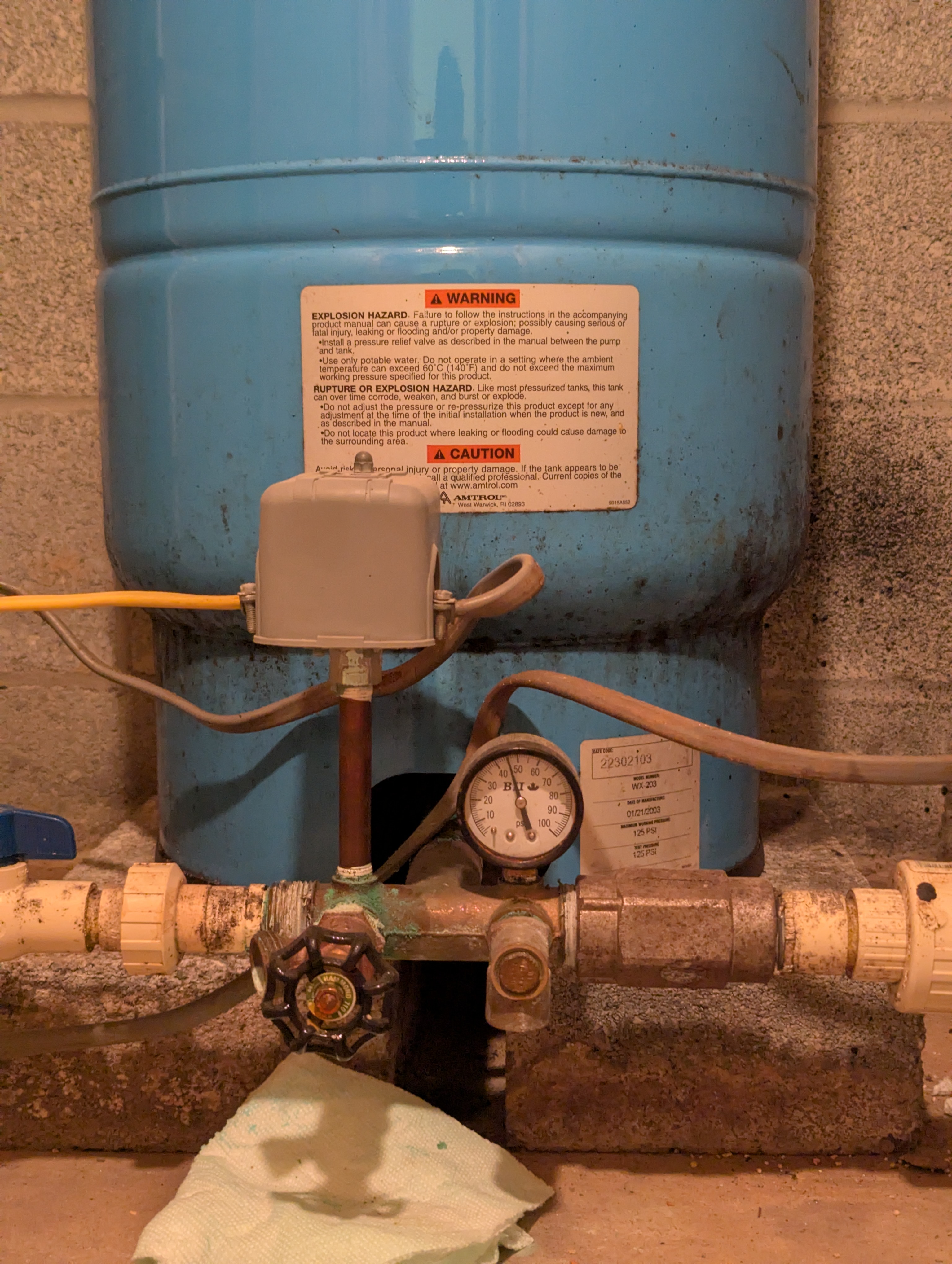 Pressure tank with gauge and control connections